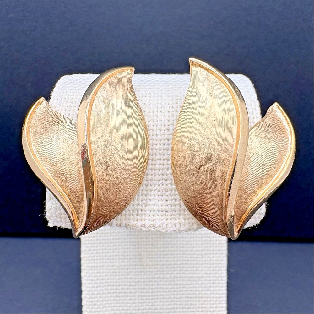 Vintage Crown Trifari Leaf Leaves Brushed Gold Tone Clip on Earrings 1"